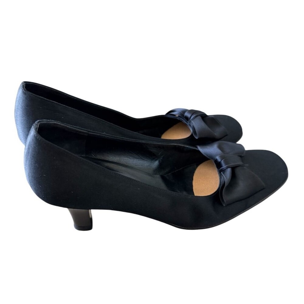 Salvatore Ferragamo Black Suede Closed-Toe Kitten Heels with Bow Accent 7В